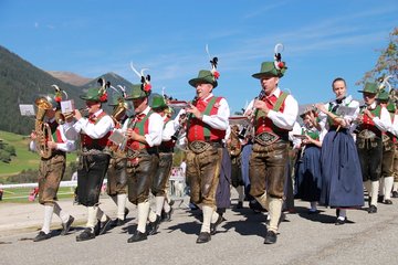 Traditionen werden in Südtirol im Hotel Alpenfrieden groß gefeiert. Bild: TVB Kronplatz