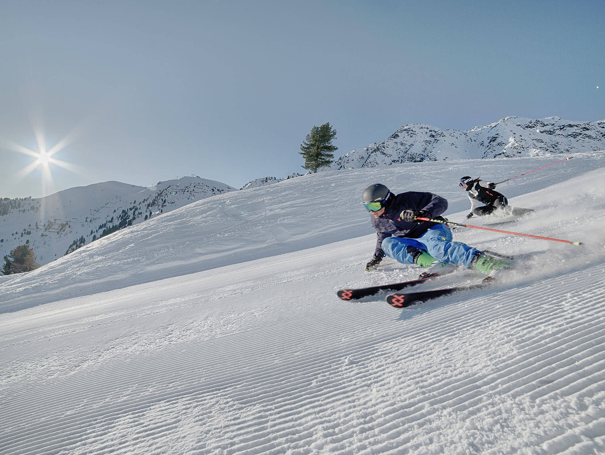 Two skiers in the Speikboden ski area in beautiful weather - Berghotel Alpenfrieden