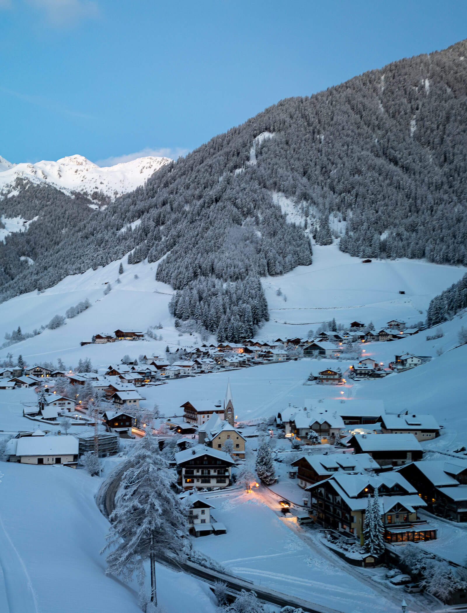 Il villaggio di Rio Bianco con le montagne sullo sfondo - Berghotel Alpenfrieden