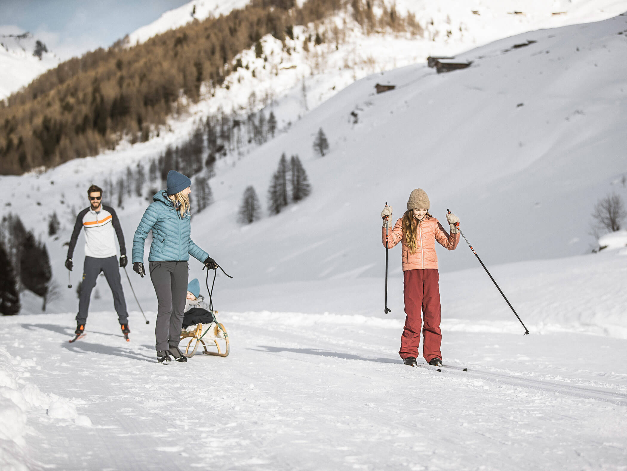 Familie beim Langlaufen