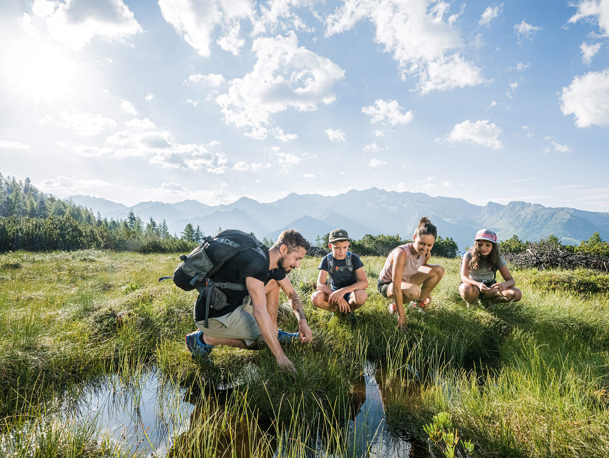 Familie auf Naturerkundung in den Bergen - Berghotel Alpenfrieden