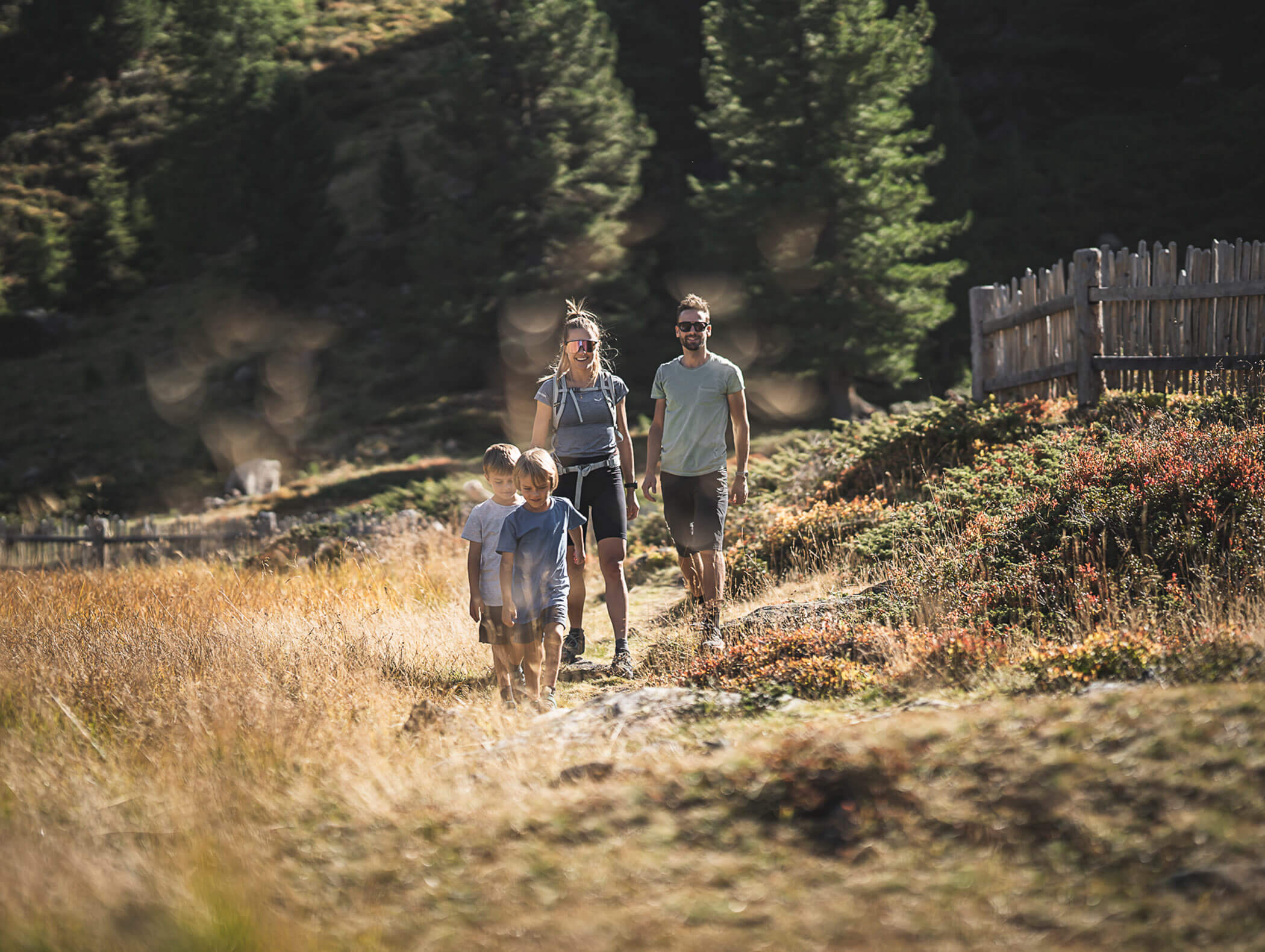 Familie wandert in den Bergen - Berghotel Alpenfrieden