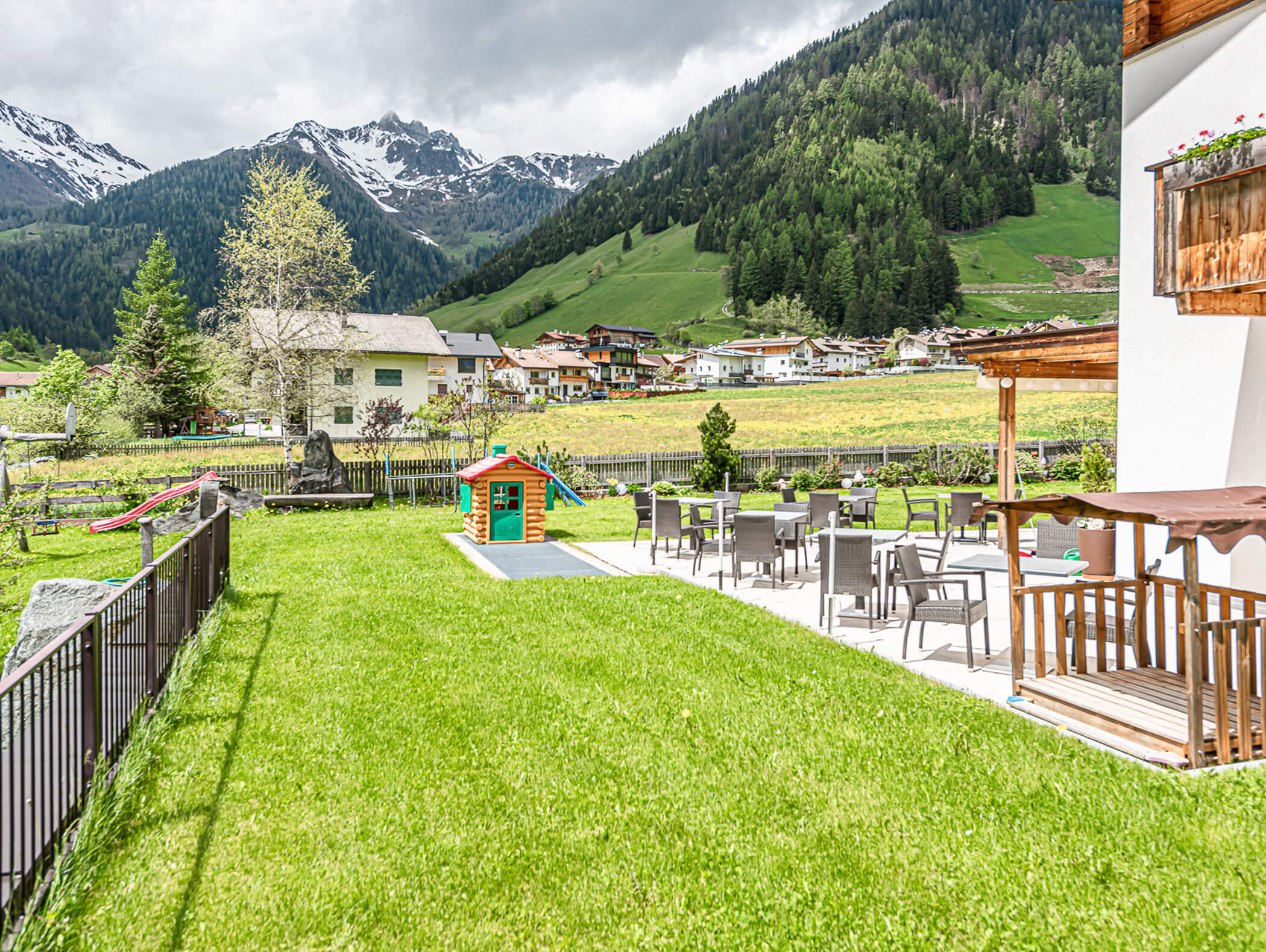Spielplatz und Wiese mit Terrasse - Berghotel Alpenfrieden