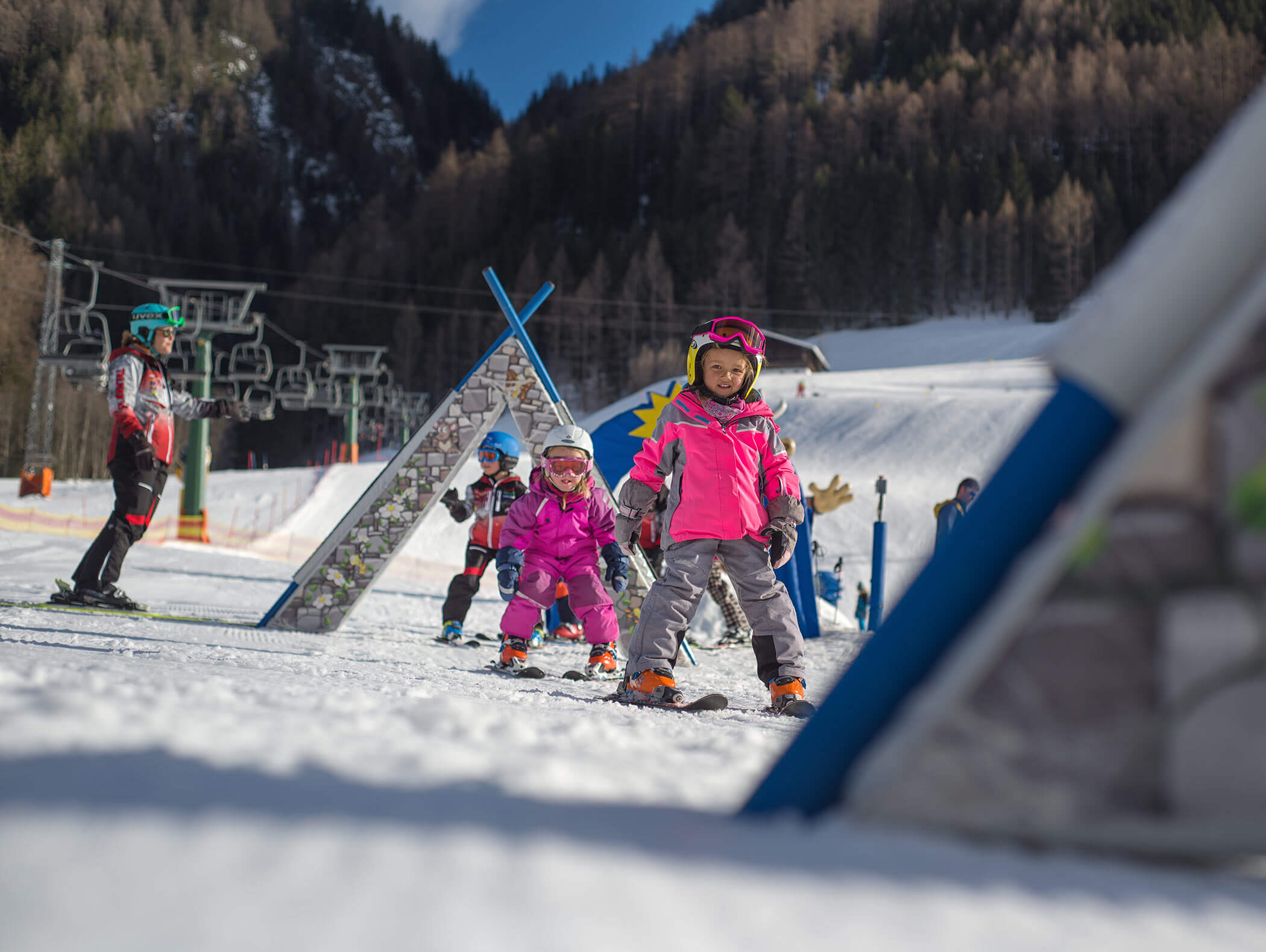Kinder lernen Skifahren am Kinderlift - Berghotel Alpenfrieden