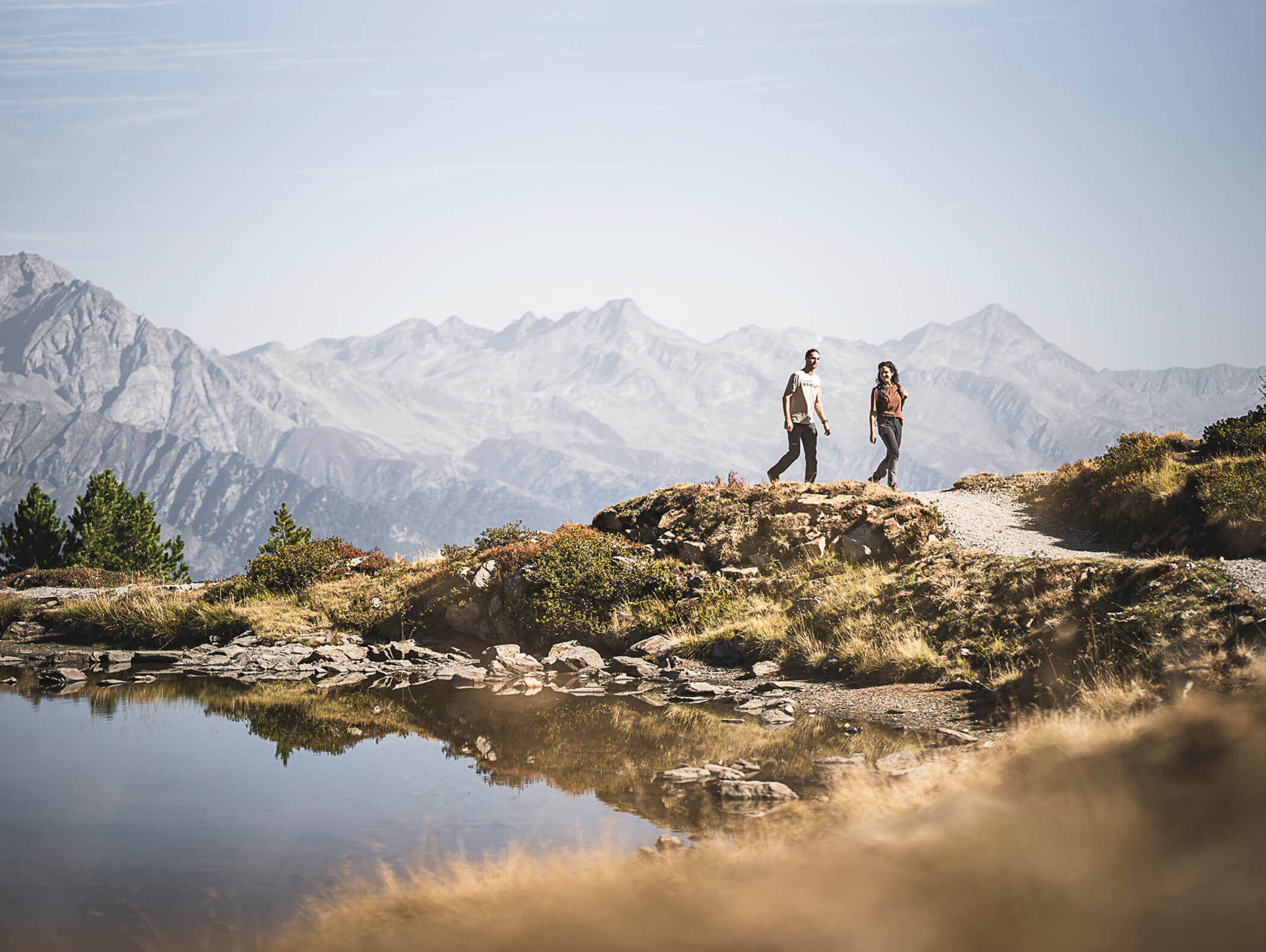 Zwei Wanderer vor einem See - Berghotel Alpenfrieden
