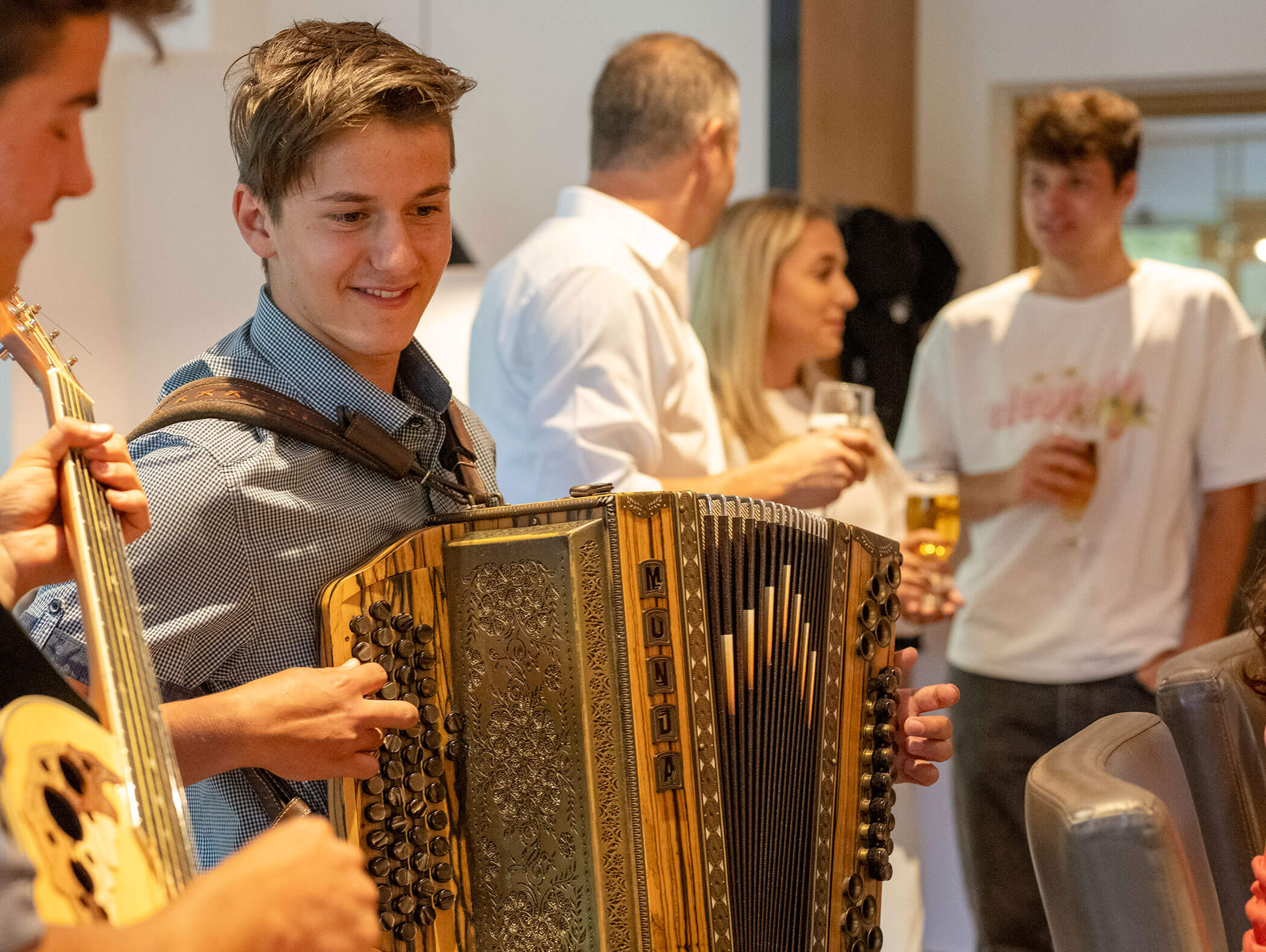 Un giovane suona la fisarmonica