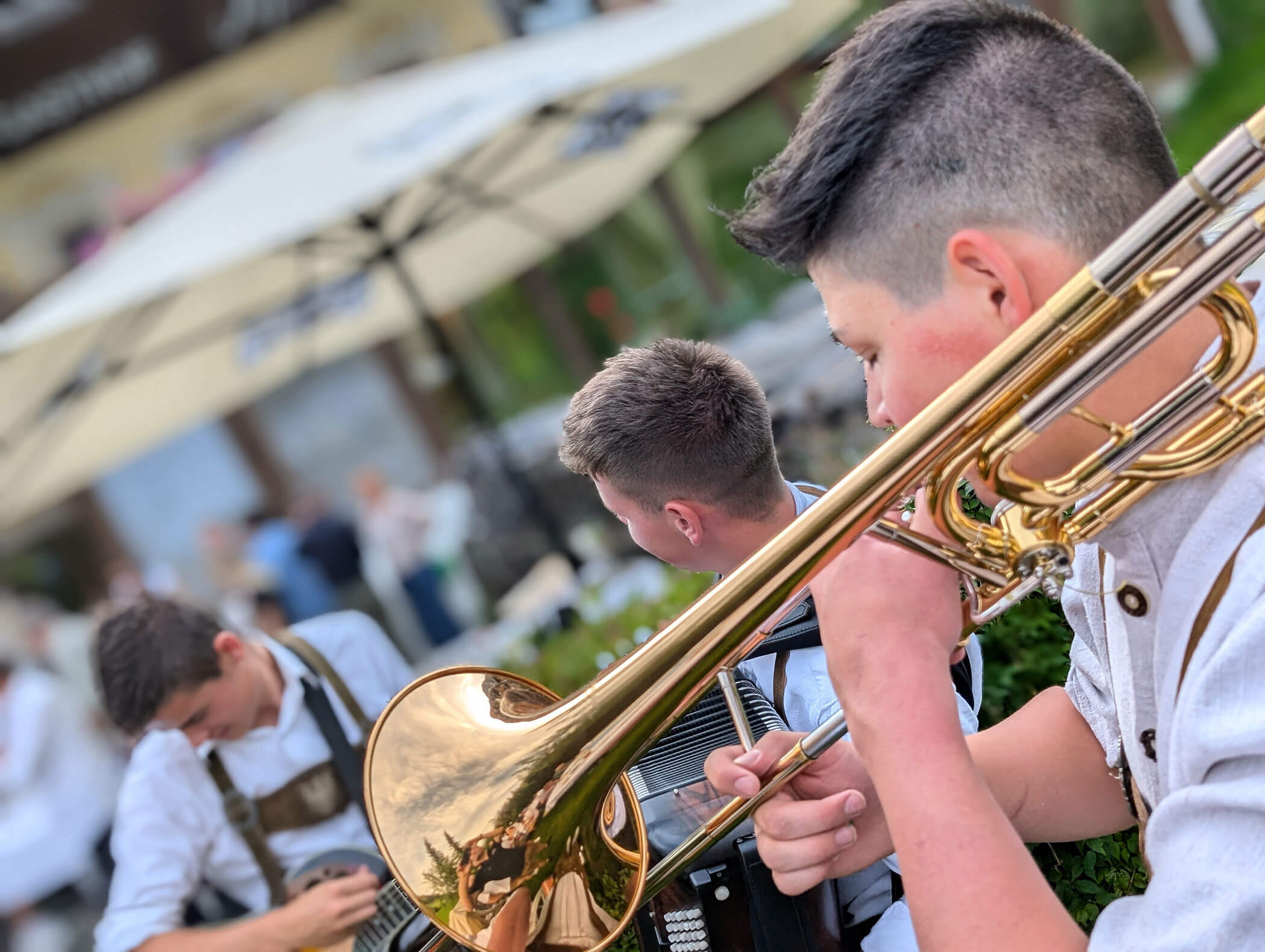 Un ragazzo suona la tromba