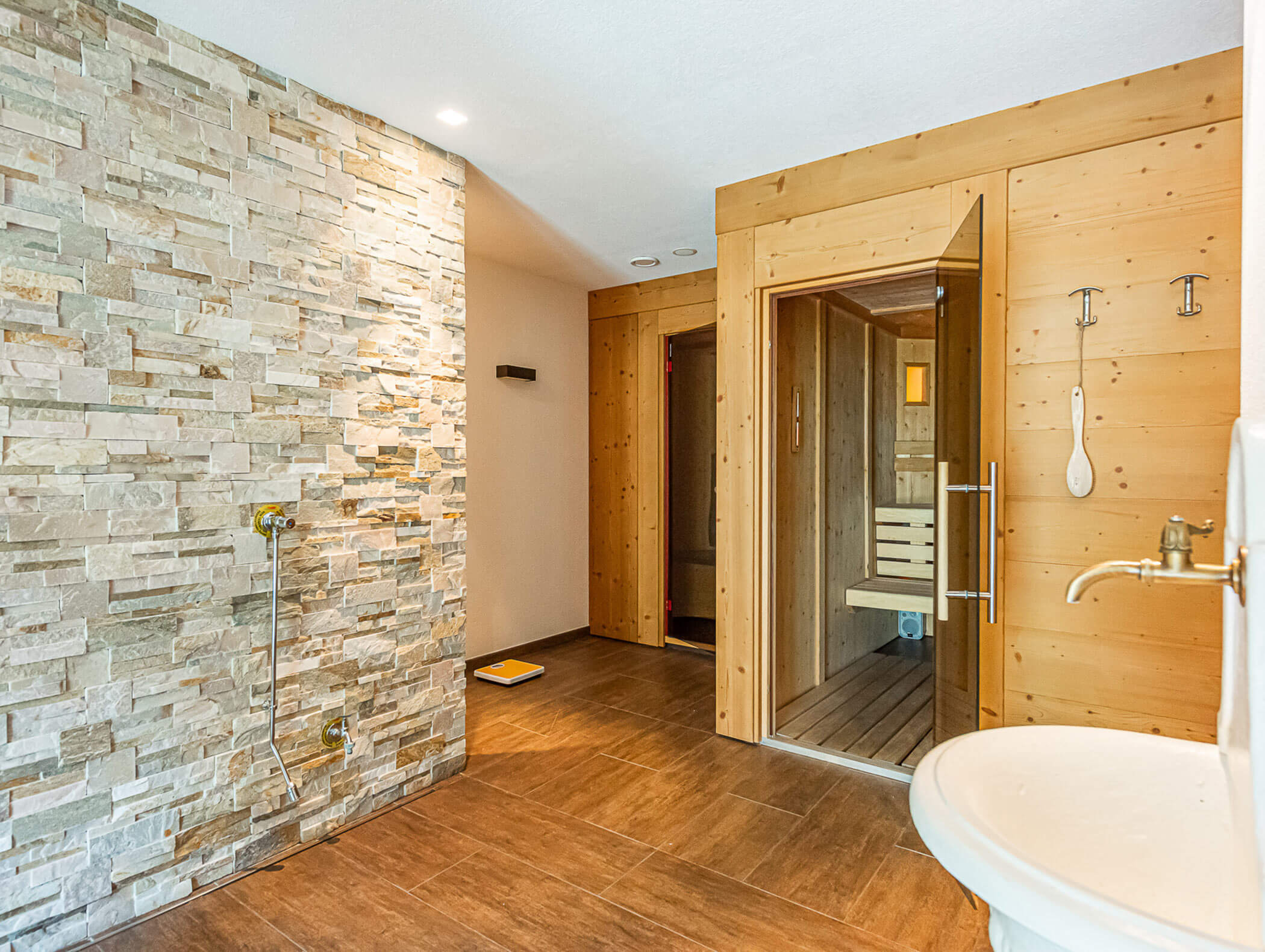 Open doors of the sauna and infrared cabin - Berghotel Alpenfrieden