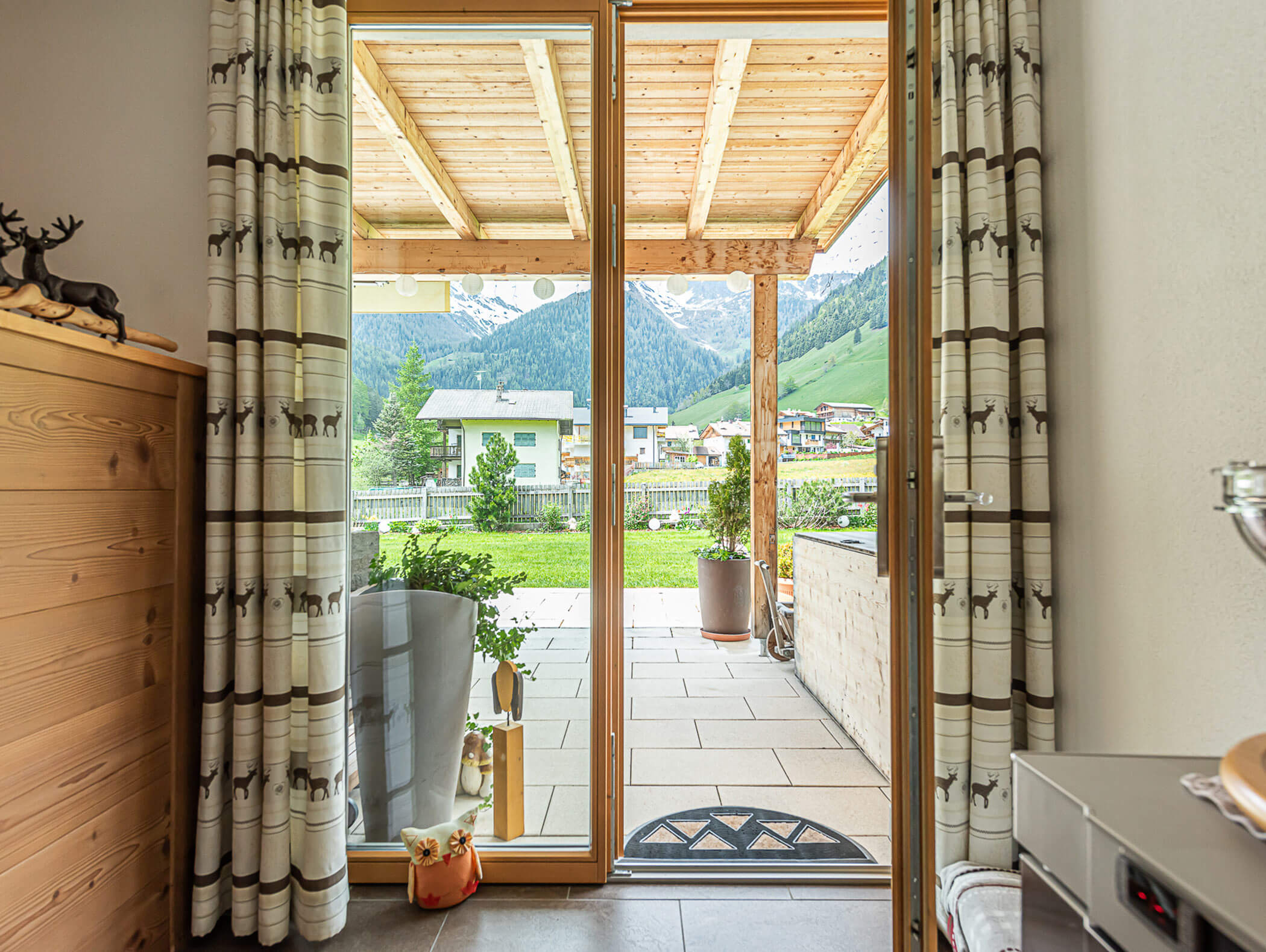 Terrace door with a view of the Valle Aurina mountains - Berghotel Alpenfrieden