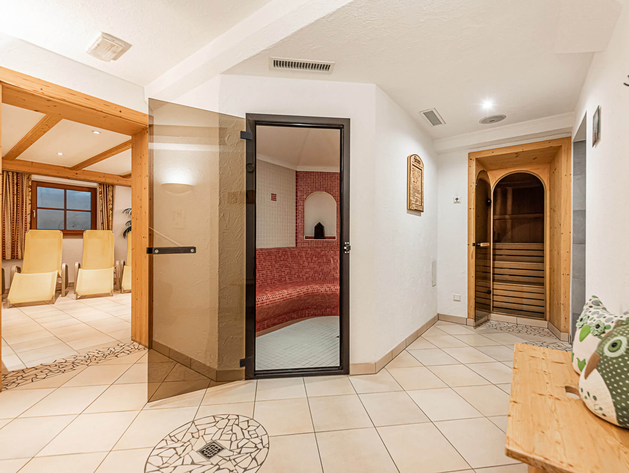 Sauna with loungers in the background - Berghotel Alpenfrieden