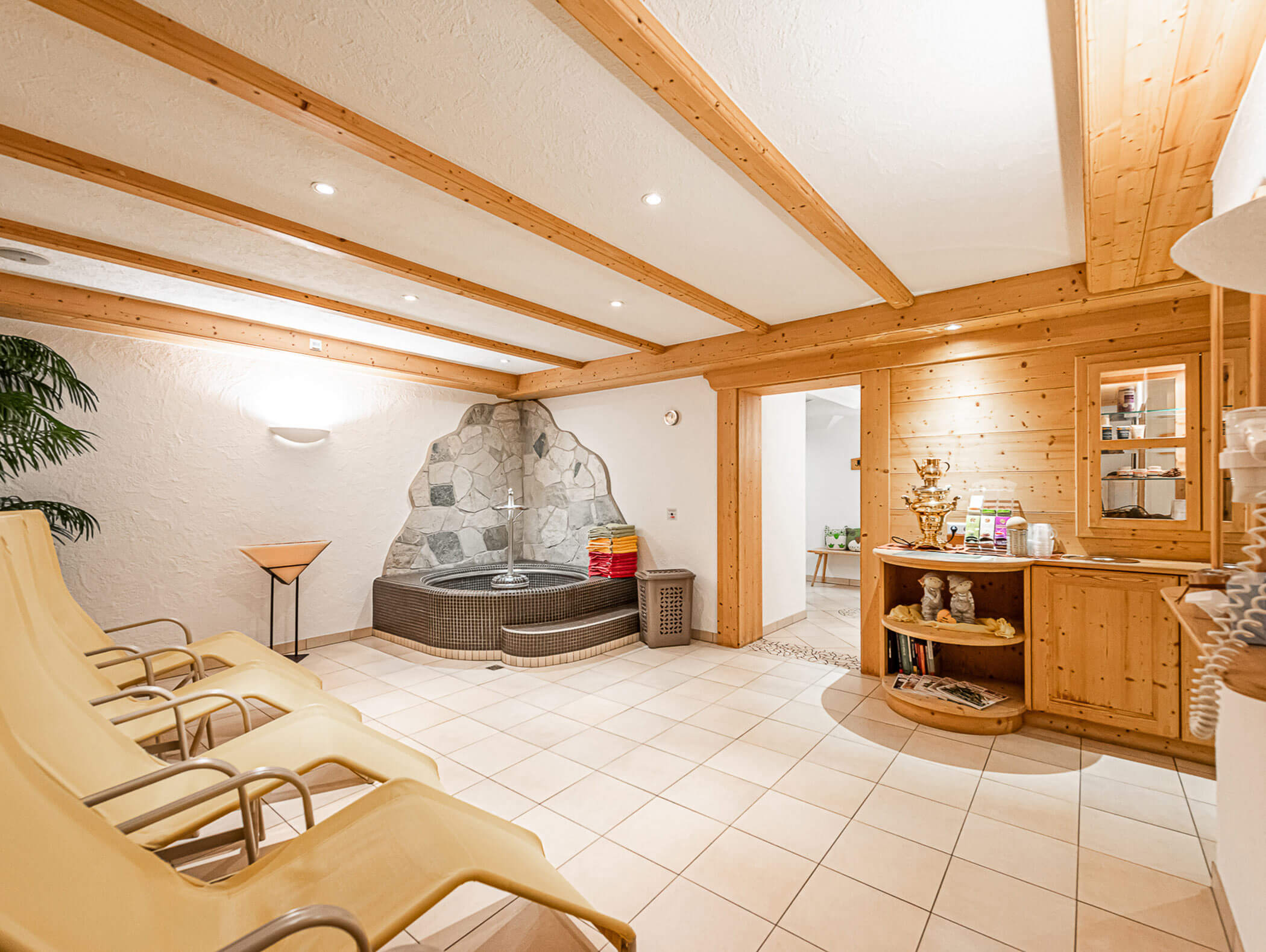 Wellness area with tea corner, Kneipp basin and loungers - Berghotel Alpenfrieden