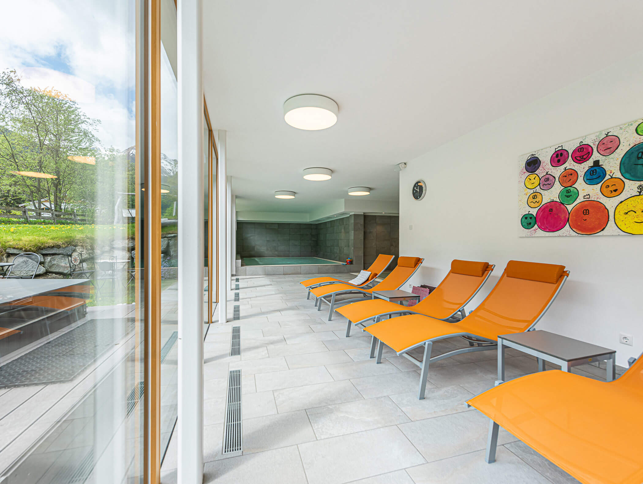 Orange sun loungers and swimming pool in the background - Berghotel Alpenfrieden