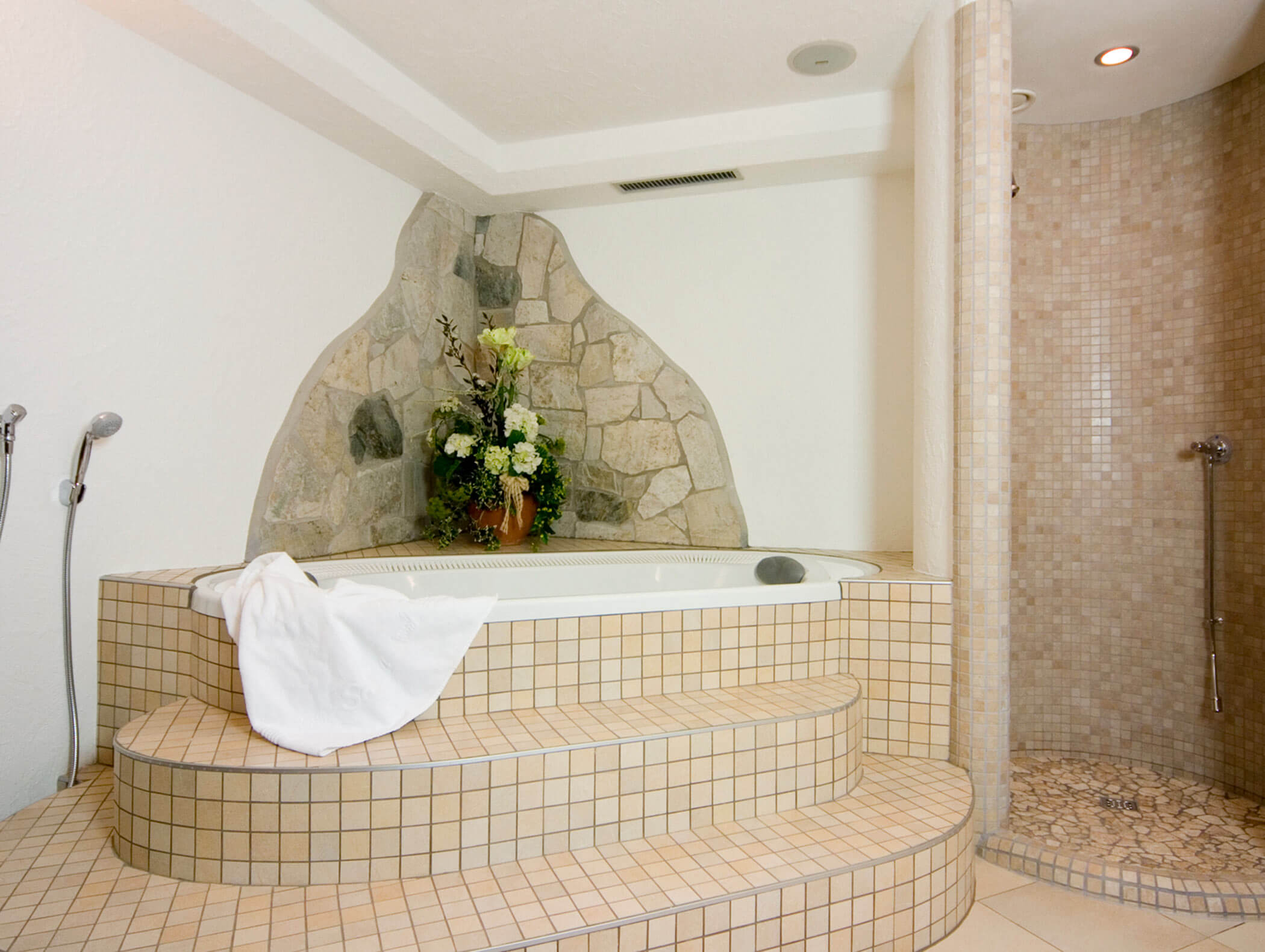 Kneipp basin in the wellness area - Berghotel Alpenfrieden