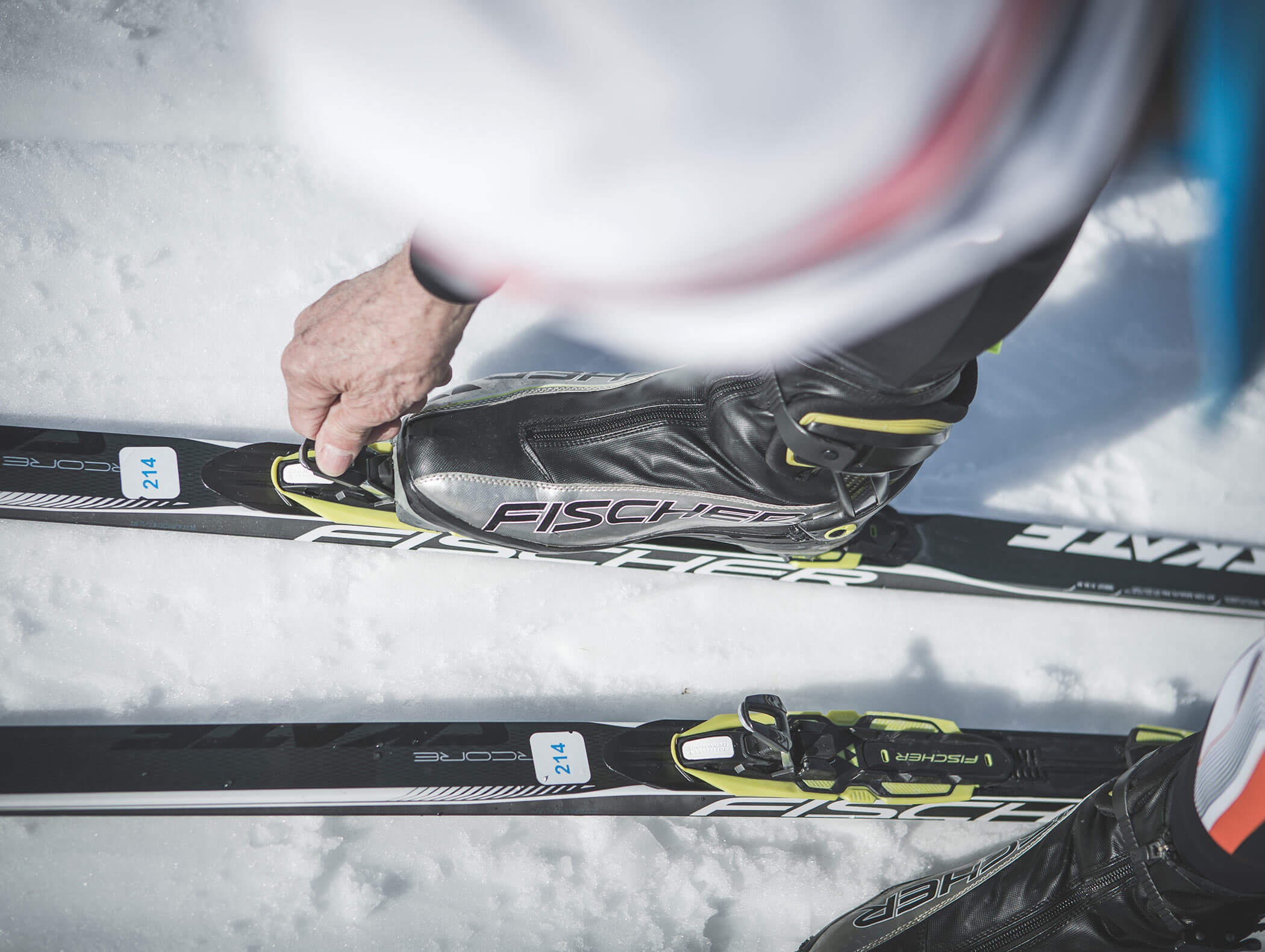 Cross-country skier goes into the binding - Berghotel Alpenfrieden