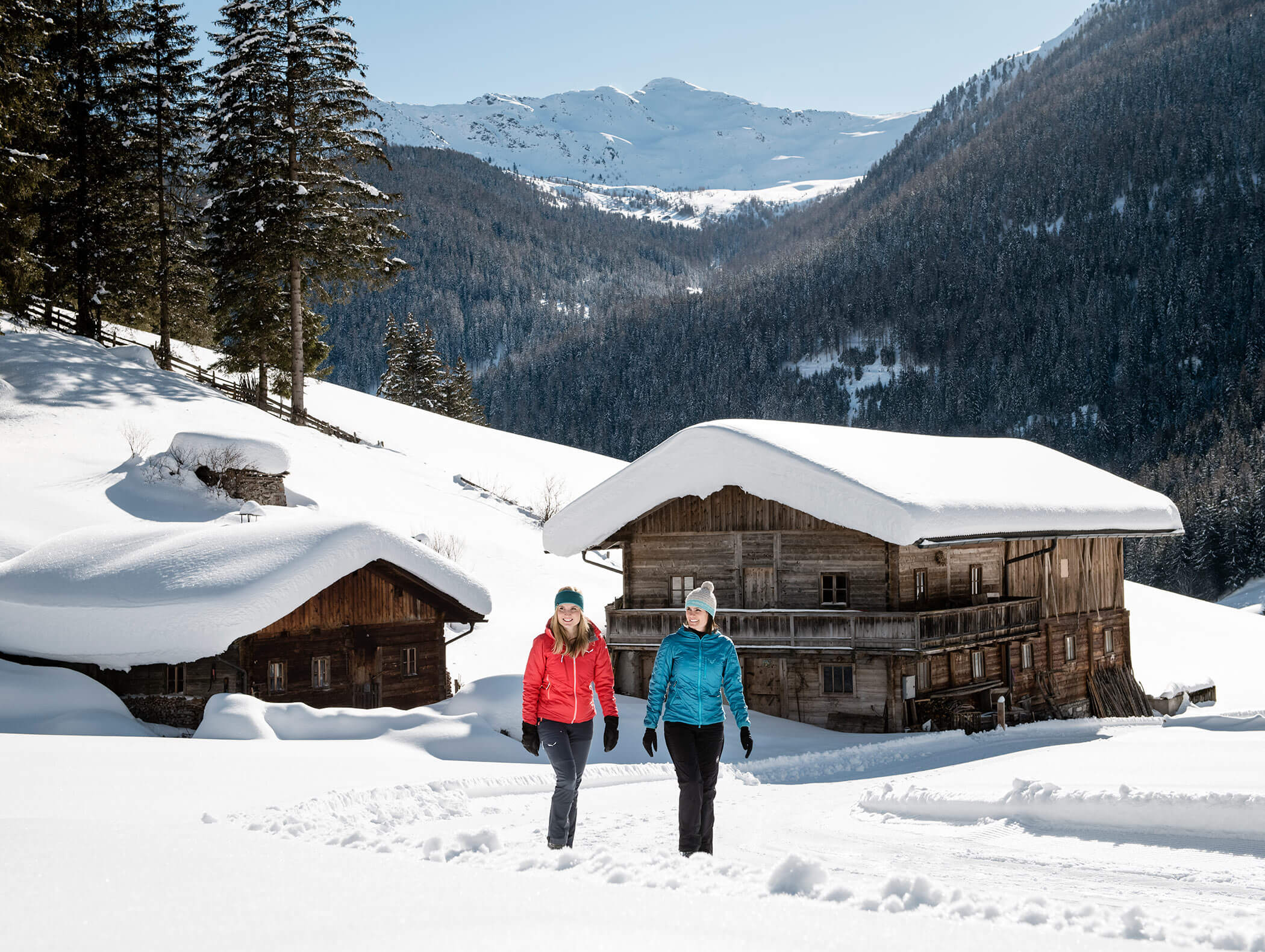 Two women hiking in the snowy Valle Aurina - Berghotel Alpenfrieden