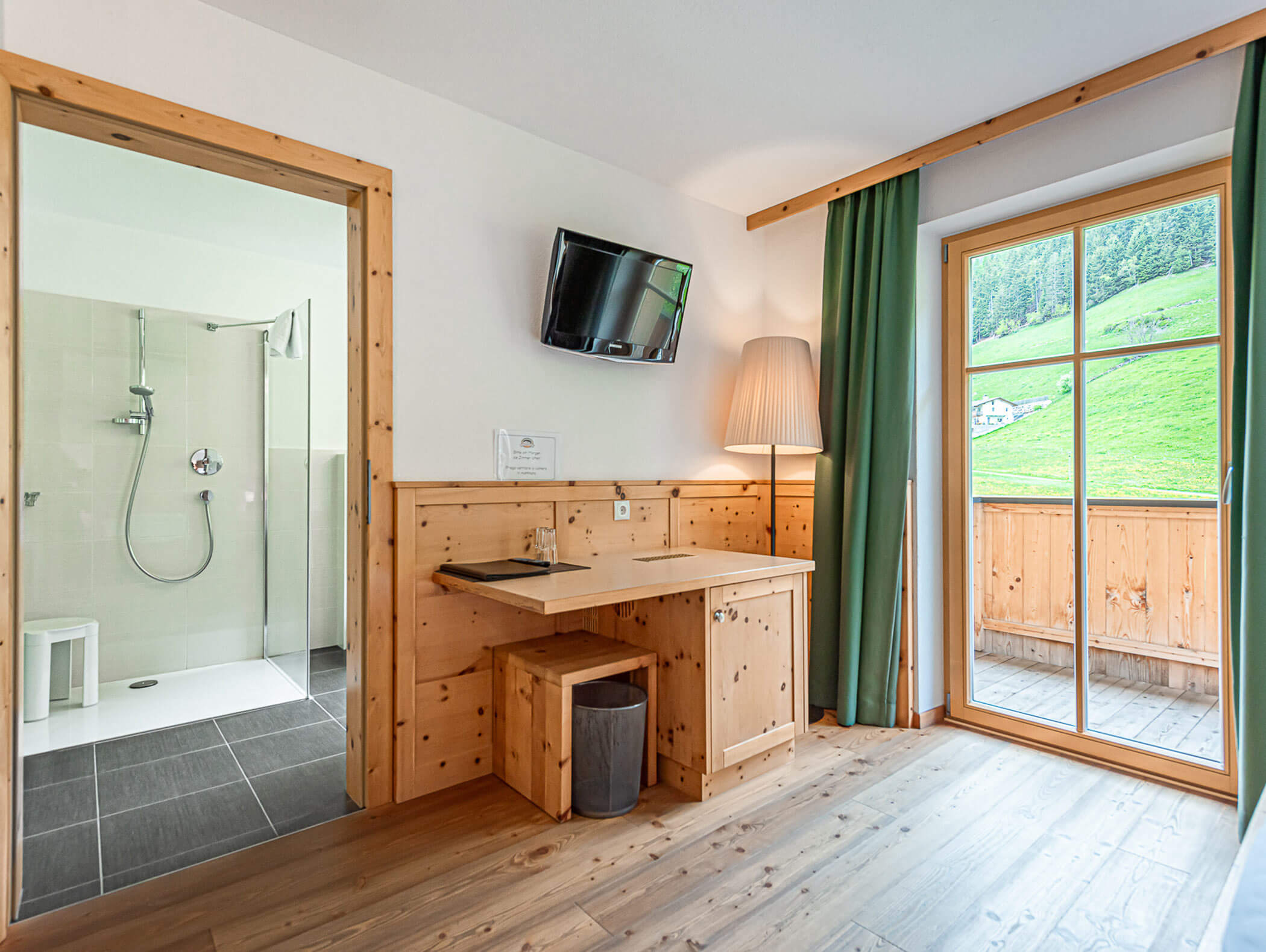Dependance Family Suite mit Bad, TV und großem Balkon - Berghotel Alpenfrieden