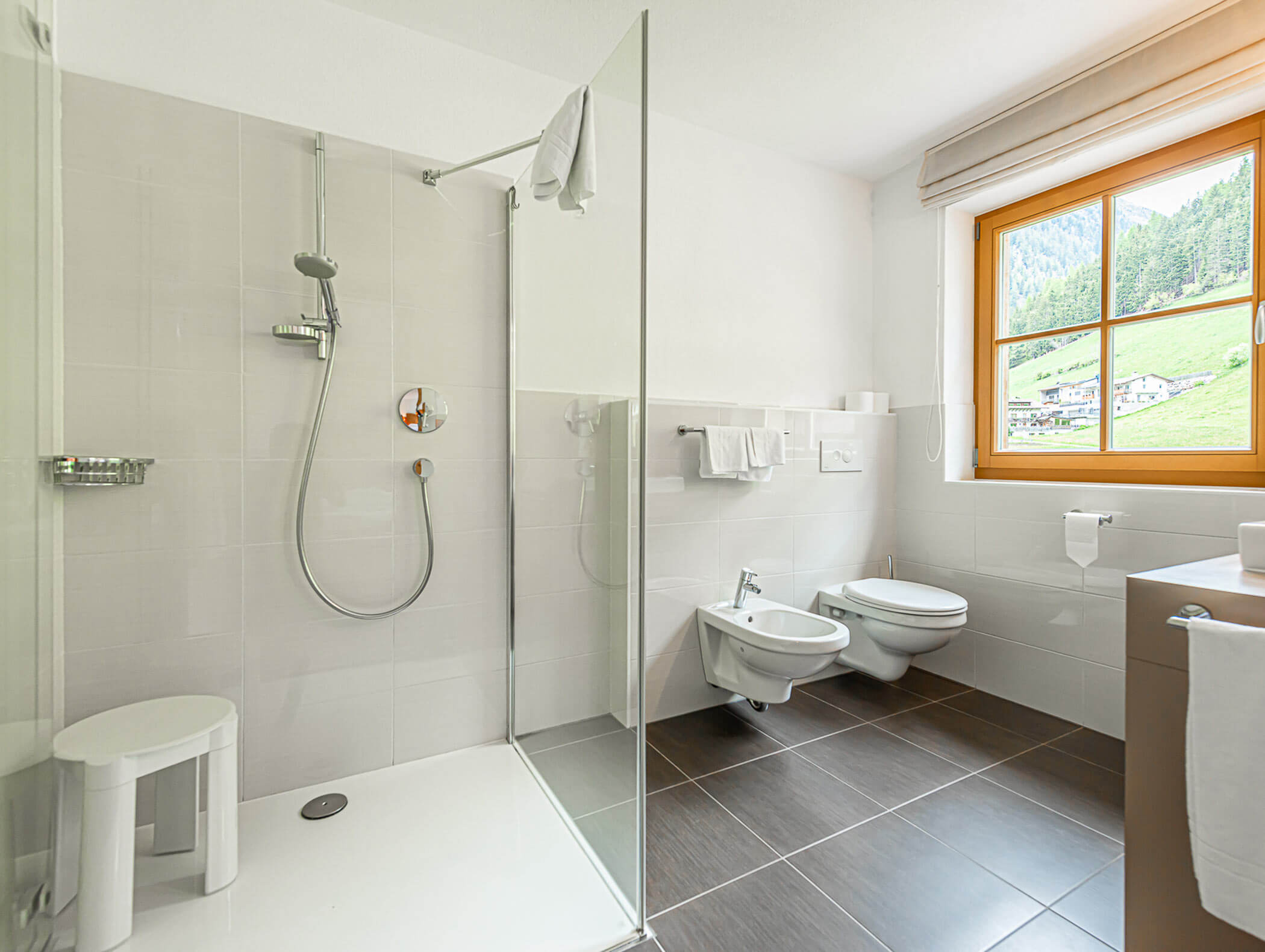 Badezimmer der Dependance Family Suite mit großer Dusche und WC - Berghotel Alpenfrieden